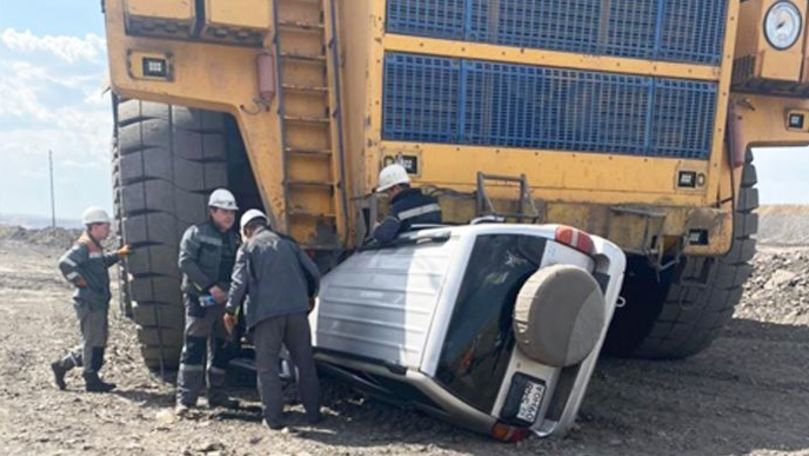 Un BelAZ, filmat cum porneşte şi calcă peste o maşină cu pasageri