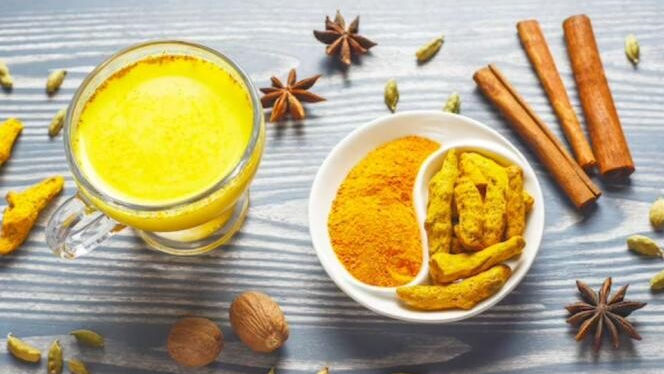 Ce beneficii aduce consumul de apă caldă cu turmeric dimineața