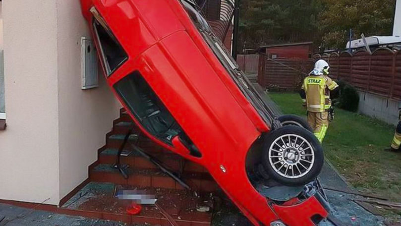 O șoferiță a adormit la volan și a parcat răsturnată pe un perete