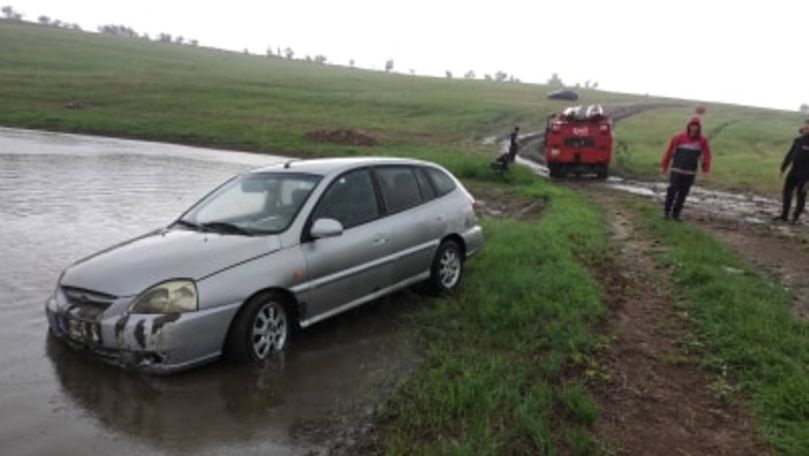 O mașină a ajuns în lac la Cimișlia: Șoferul a murit. Primele imagini