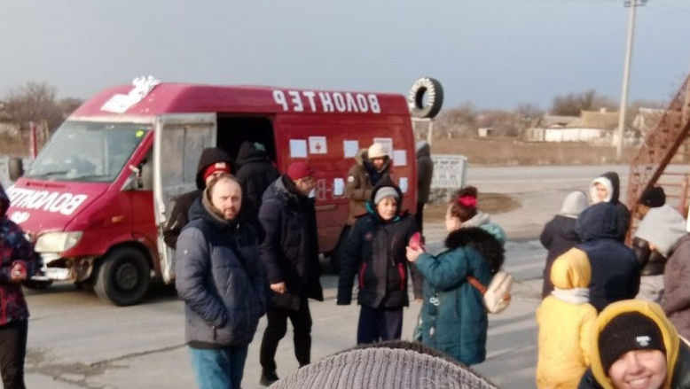 Cum a reușit un bărbat să scoată 200 de oameni din Mariupol cu o dubă