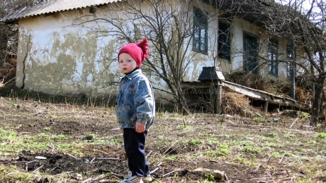 Portretul copilului sărac: E din sat, are mulți frați și părinți șomeri