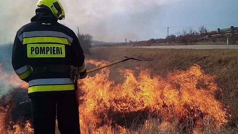 Zeci de incendii de vegetație au fost înregistrate în ultimele 24 de ore