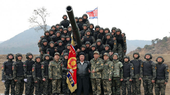 Kim Jong Un a urcat pe un tanc de luptă și a făcut o demonstrație
