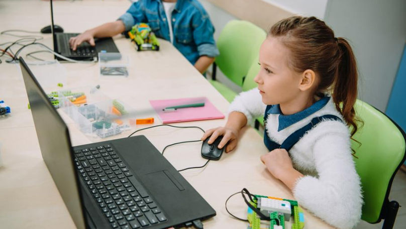 Opt școli din Capitală au primit câte 15 computere din partea Coreei