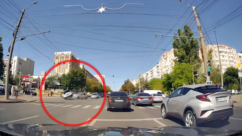 Accident într-o intersecție din Capitală: O pasageră, la spital