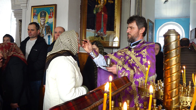 Tradiția de a bea 40 de pahare de vin. Ce spun enoriașii despre ea