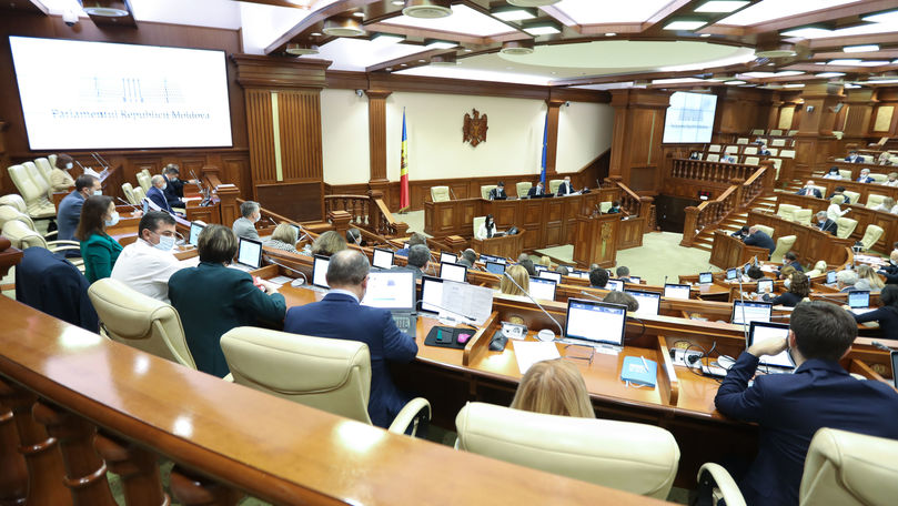 Вопрос перечисления средств на оплату долга "Газпрому" вызвал споры.