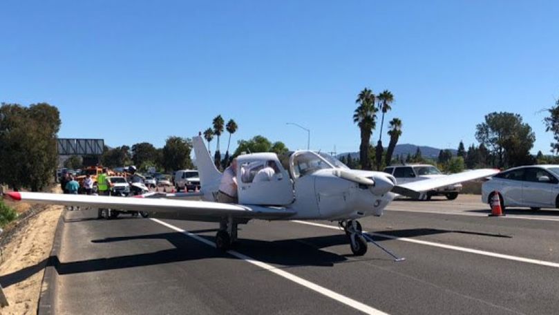 Un avion de mici dimensiuni a aterizat pe o şosea din California