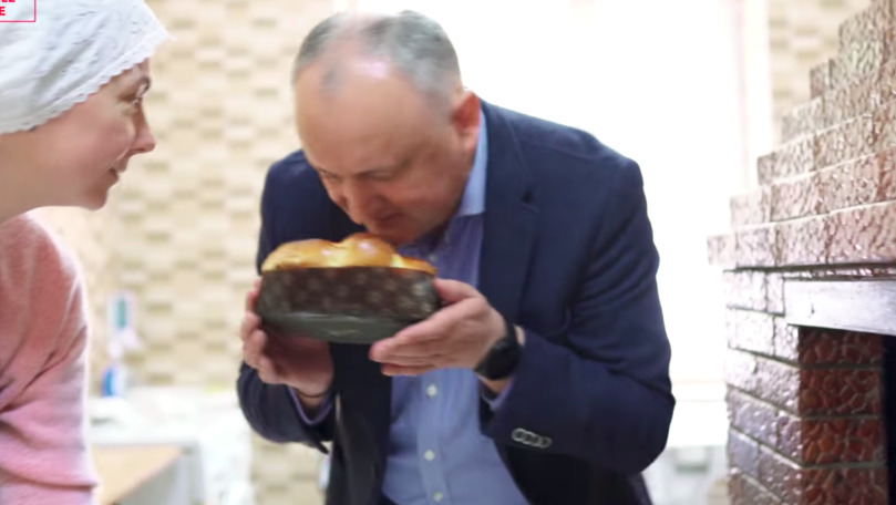 Igor Dodon, filmat cum coace pasca gata coaptă. Deputat: PR ieftin