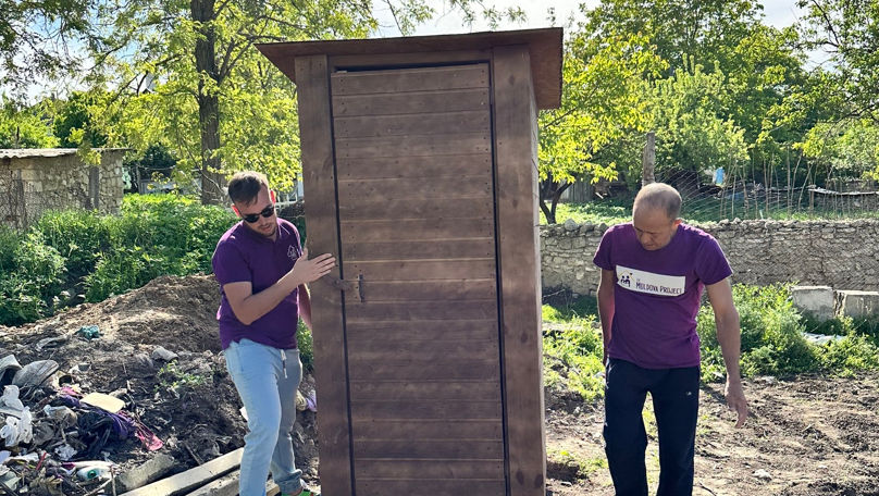 O asociație va instala WC-uri noi în 25 de gospodării din Moldova