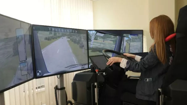 Simulator la școala auto: Elevii din Chișinău învață să conducă un tir