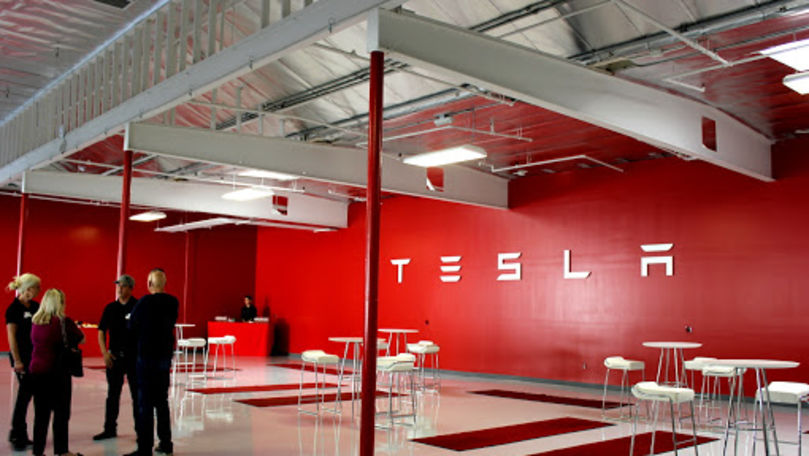 Tesla cere două miliarde de dolari și scoate acțiuni la vânzare