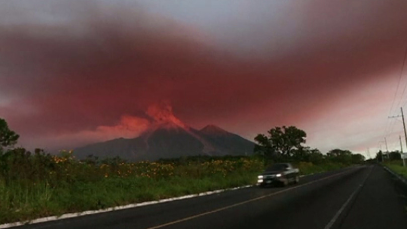 Alertă roșie și evacuări: Vulcanul de Foc a început să erupă