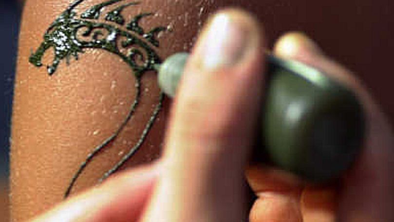 O fată a rămas invalidă și a pierdut o sarcină după ce și-a făcut tatuaj