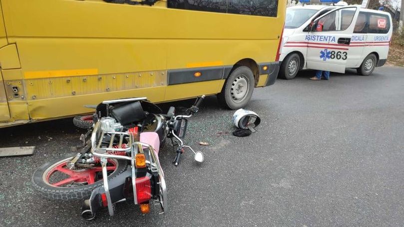 Microbuz școlar, implicat într-un accident la Ialoveni: Primele imagini