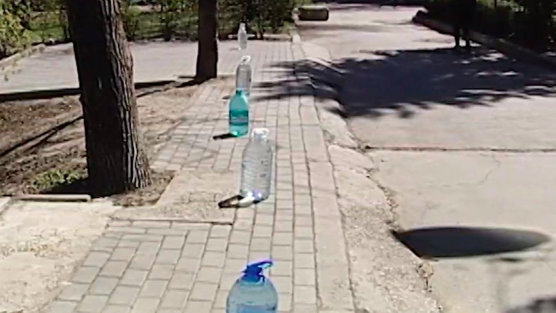 Au pus butelii cu apă pe trotuar, pentru ca șoferii să nu parcheze