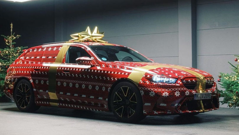 Новый BMW M5 2024 рассекретили в рождественском поздравлении.