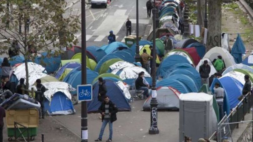 Peste 2.000 de migranţi şi-au instalat corturile pe străzile Parisului