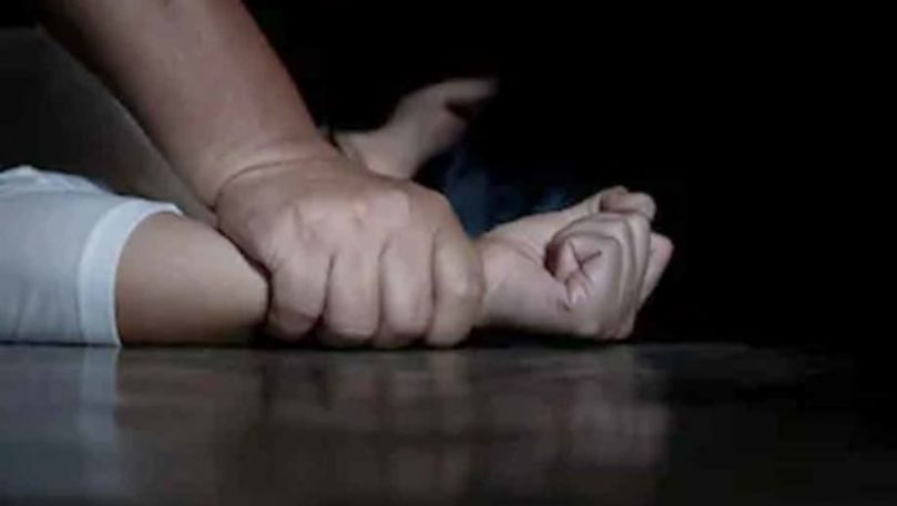 O tânără de 21 de ani, violată în Chișinău în timp ce se angaja la muncă