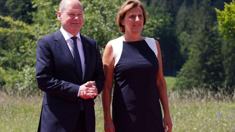 Scholz, criticat pentru neglijență: Documente, găsite de vecini la gunoi