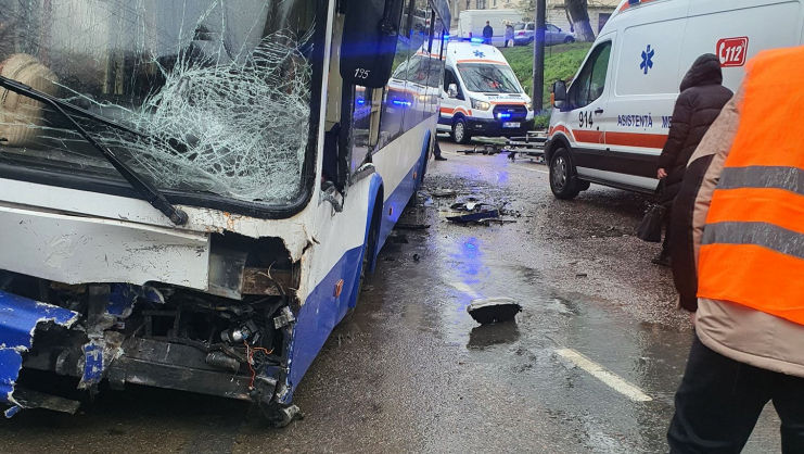 Accident grav în Capitală: Un troleibuz a proiectat o mașină în șanț