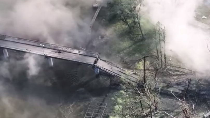Momentul în care ucrainenii aruncă în aer podul din regiunea Donețk