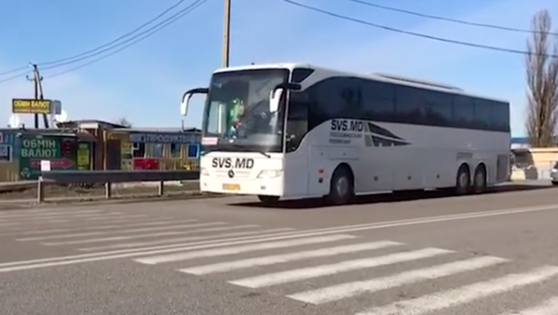 Un autocar cu 116 moldoveni, escortat de poliția ucraineană