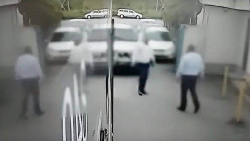 Un polițist, filmat cum îl lovește cu capul în față pe un șofer