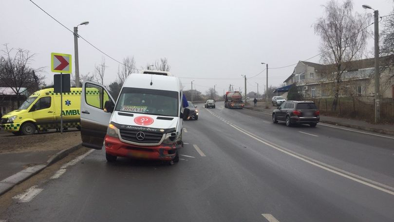 Microbuz de rută, implicat într-un accident la Peresecina: Un rănit