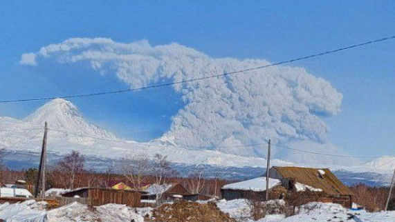 Erupție masivă a unui vulcan din Rusia. A expulzat o coloană de cenușă