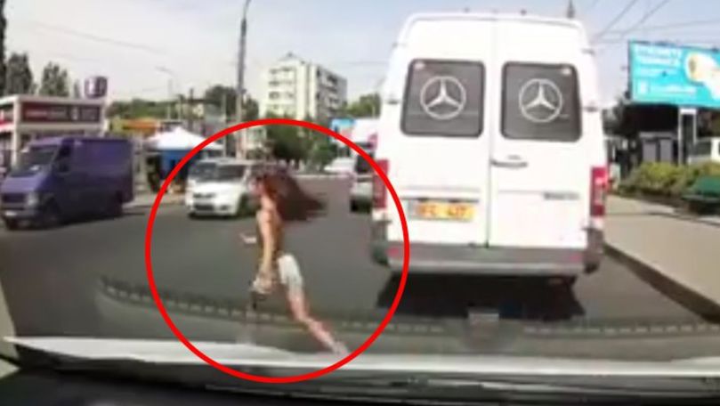 Copilă, filmată cum sare în fața mașinilor pentru a prinde un câine