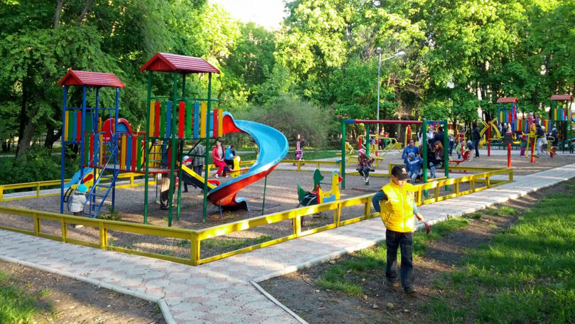 Doi bărbați cu cagule pe cap au speriat copiii de pe un teren de joacă