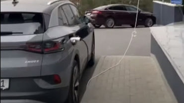 Ce soluție inedită a găsit un șofer pentru a-și încărca mașina electrică