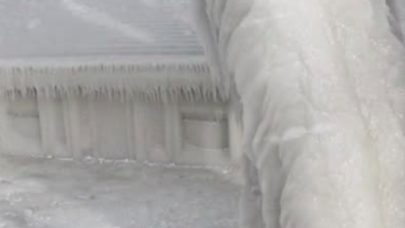 Casa acoperită de gheață i-a blocat pe stăpâni înăuntru