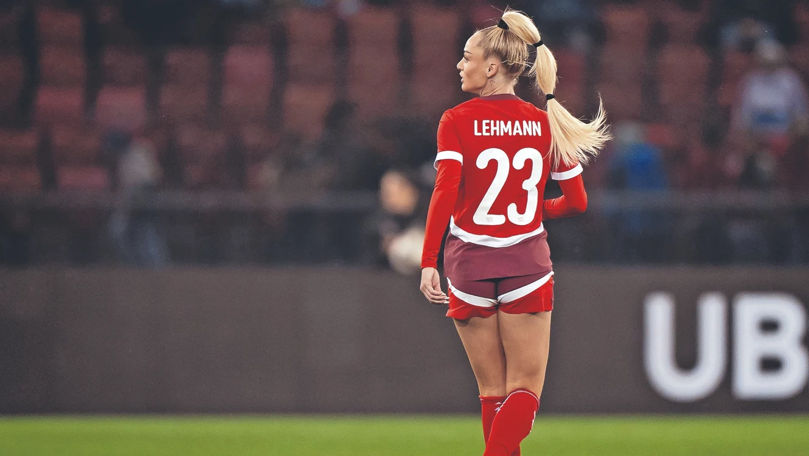 Cea mai sexy fotbalistă din lume, învinsă rușinos