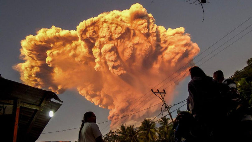 Nor de cenușă de 11 km înălțime, după ce a erupt vulcanul Lewotobi