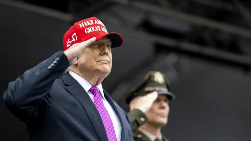 Donald Trump lansează un nou smartphone. Cât va costa telefonul auriu