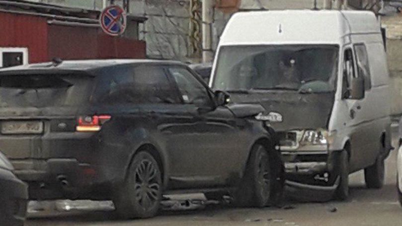 Range Rover, ciocnit frontal cu un microbuz în Chișinău
