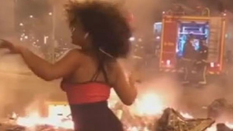 Tânără, filmată în timp ce dansa pe străzile incendiate din Barcelona
