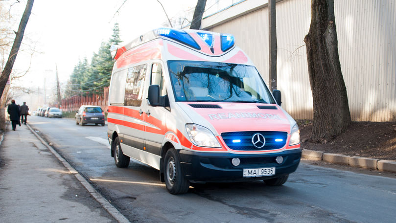 La un pas de tragedie: O ambulanţă, aproape să spulbere 6 pietoni