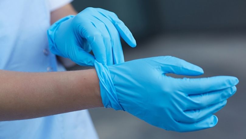 Explicație: Cum să îţi scoţi corect mănuşile pentru a evita infecția