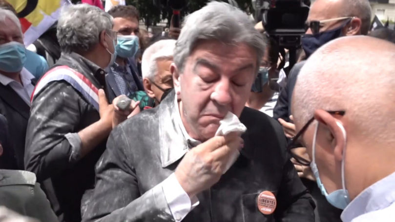 Politician din Franța, atacat cu făină la un marș: Reacția bărbatului