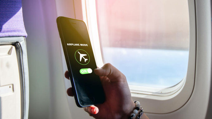 Ce se întâmplă dacă nu pui telefonul pe modul avion în timpul zborului