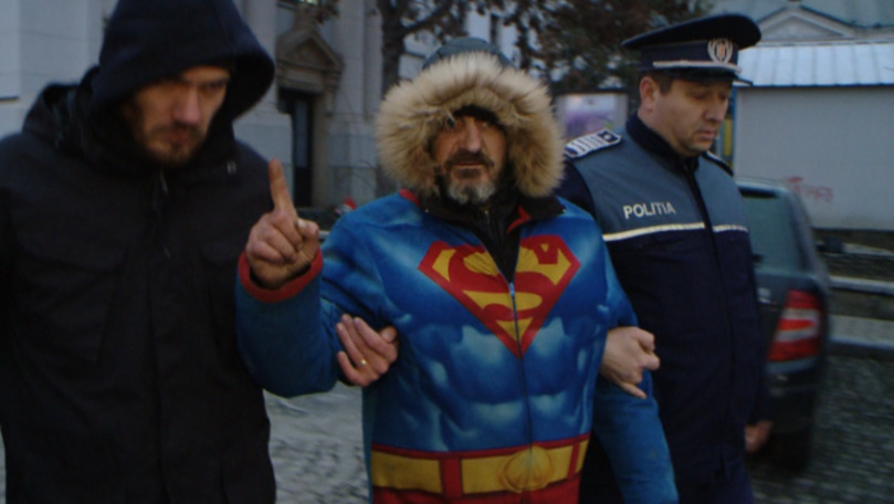 Un bărbat îmbrăcat în Superman amenința că se aruncă în gol
