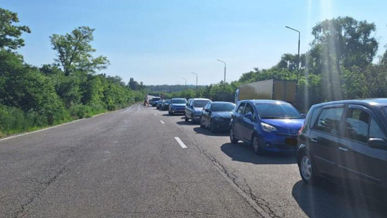 Молдаване воспользовались мини-отпуском: на КПП в Леушенах очереди из авто.