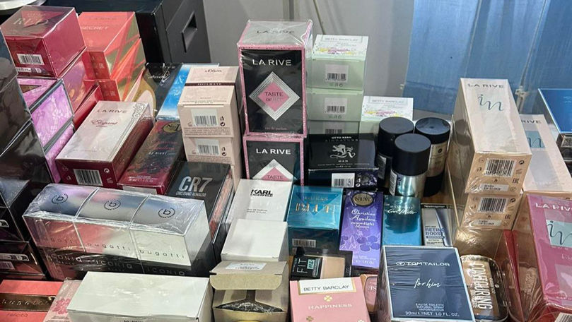 Produse cosmetice în cantități impunătoare, ridicate la vama Costești