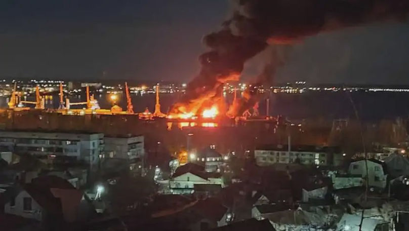 Atac în Crimeea: O navă rusească a luat foc în portul Sevastopol