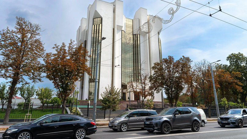 Deputații PAS, surprinși cum traversează strada spre Președinție