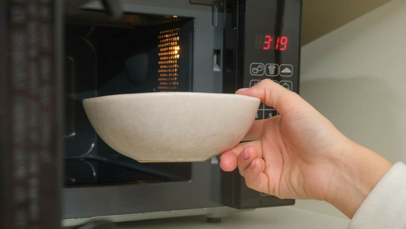 Ce nu ar trebui să pui niciodată în cuptorul cu microunde